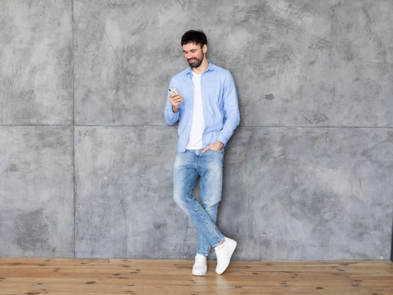 prikaz momka u farmerka, košulji i beloj majici