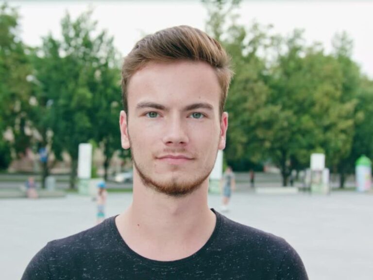 Mlađi muškarac u crnoj majici pozira pred kamerom