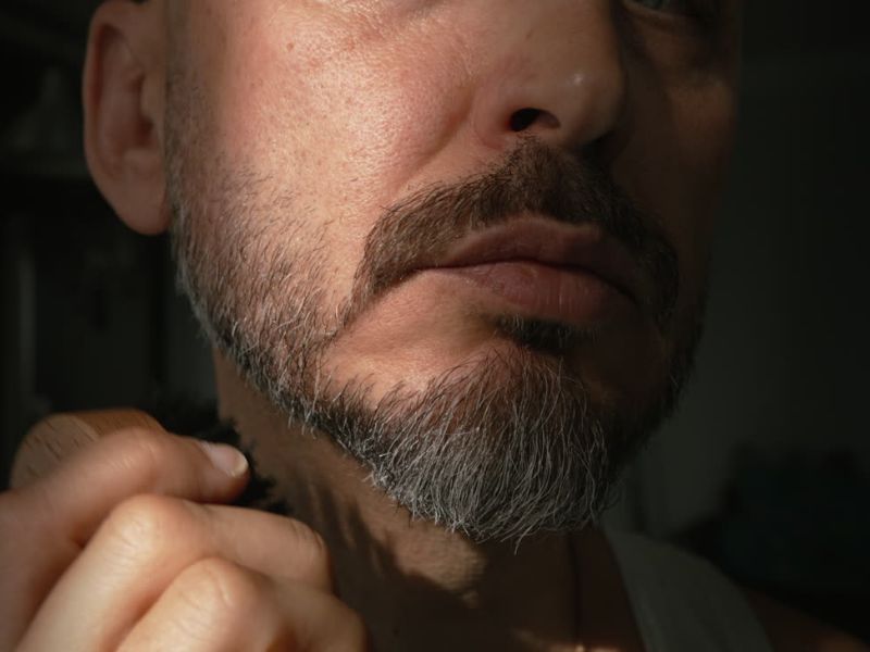 čovek češlja bradu