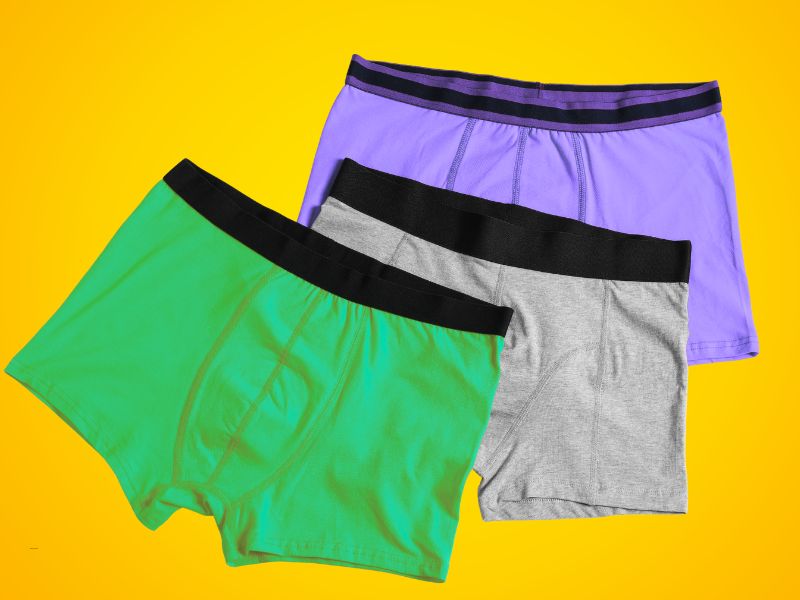 prikaz tri para muških bokserica na žutoj pozadini