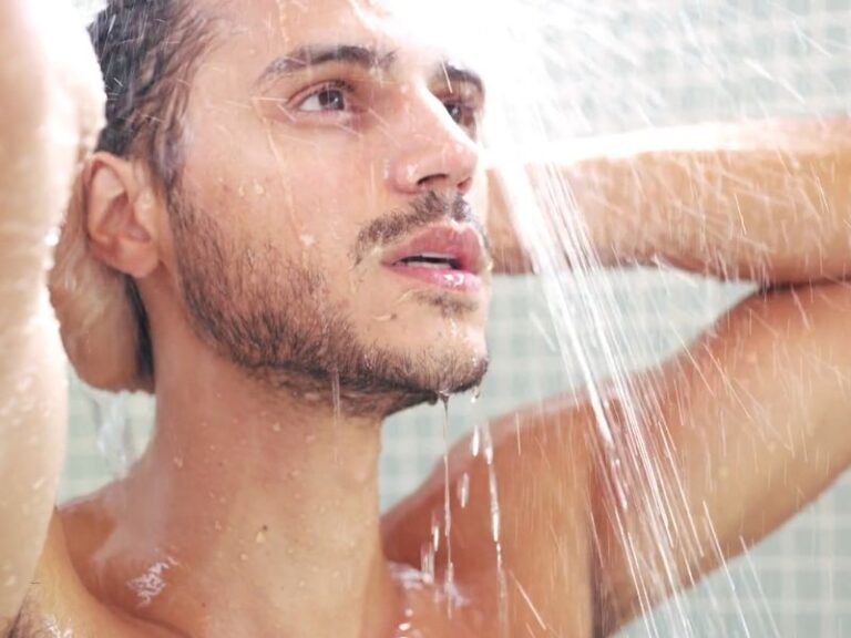 muškarac se tušira