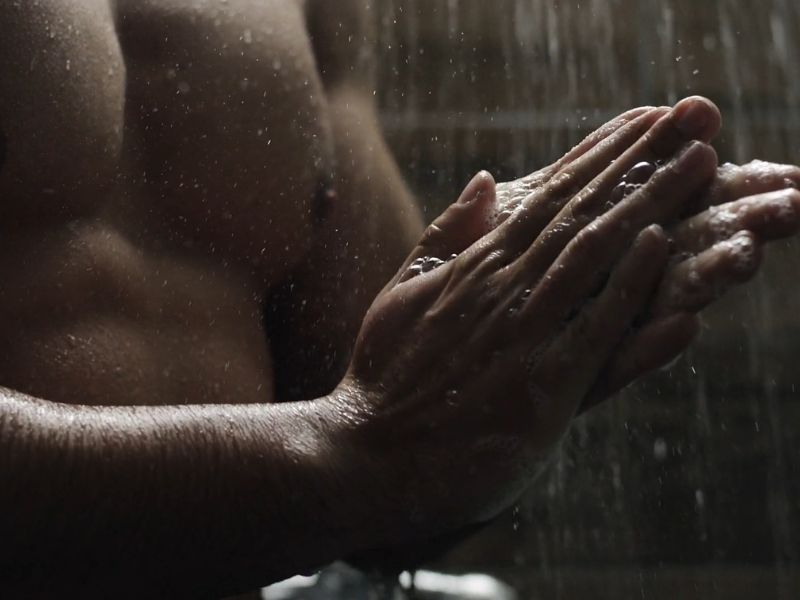 muškarac pod tušem koristi gel