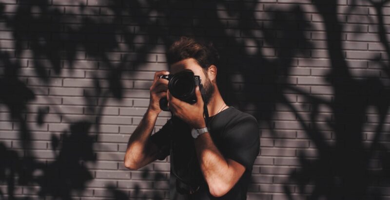 Muškarac sa fotoaparatom