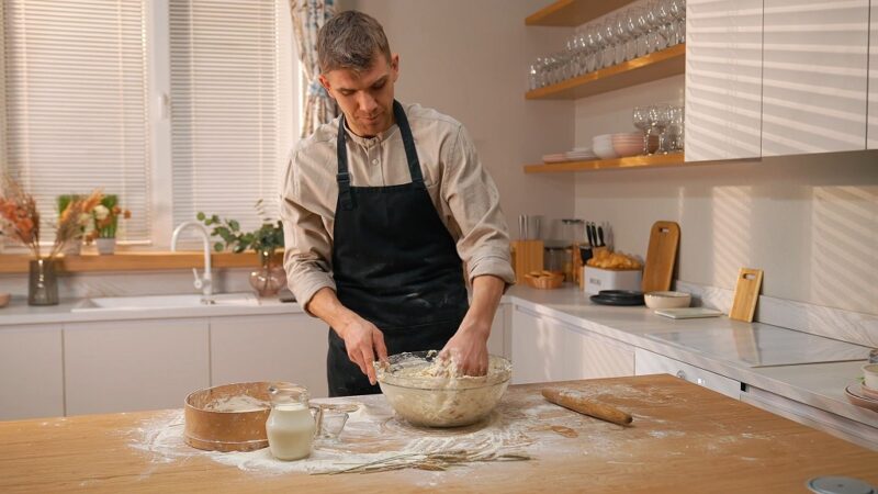 Muškarac mesi testo