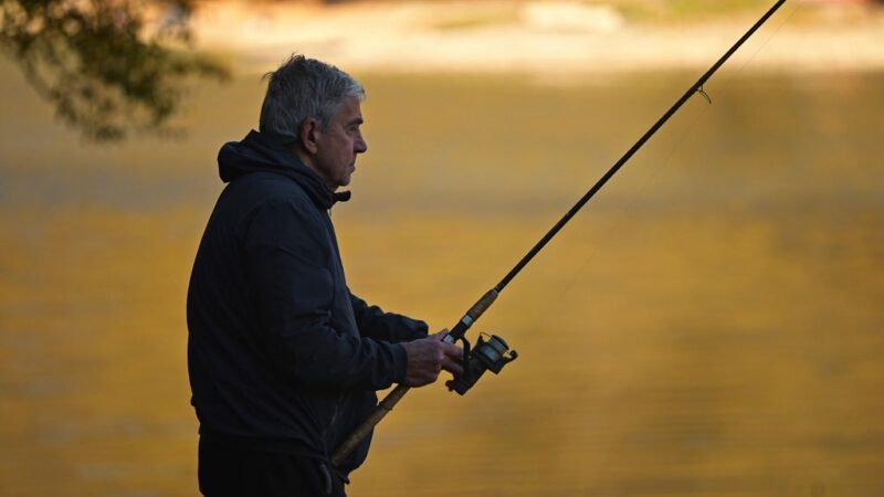 Čovek peca na jezeru