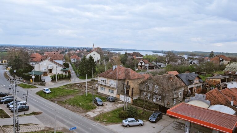 Stambeno naselje sa kućama i pogledom na Dunav u Beogradu